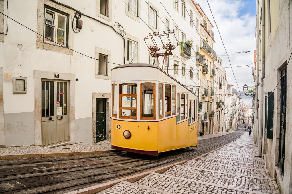 Tramway jaune qui roule dans rues de Lisbonne