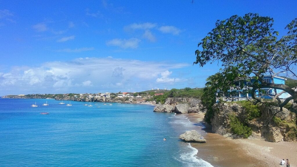 Vaste plage avec une mer et un ciel bleues.