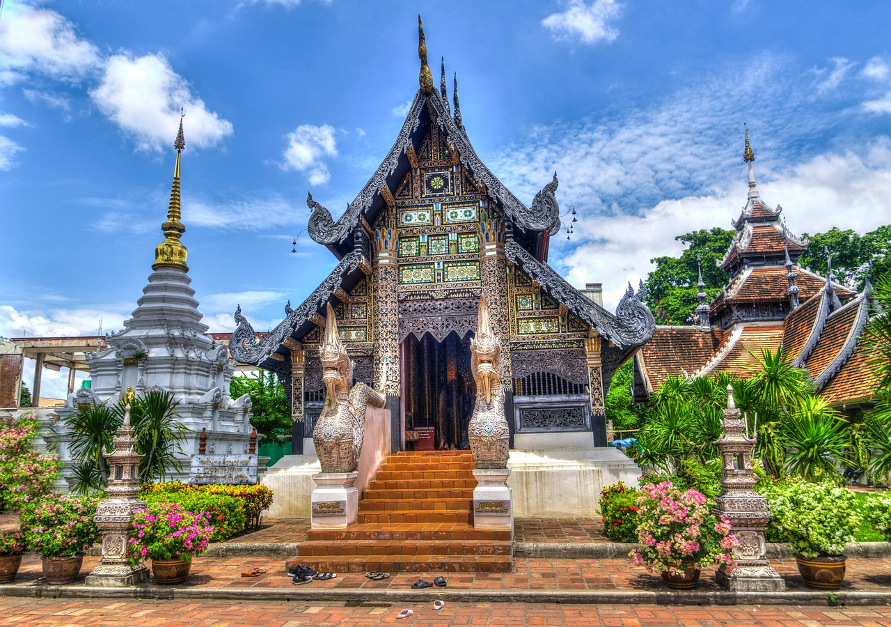 Temple Wat Lok Molee coloré avec des statue de dragons et des fleurs.